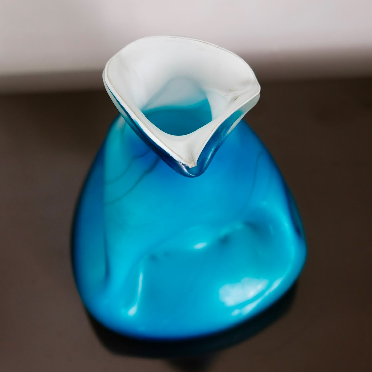 Vaso, vetro soffiato di Murano blu