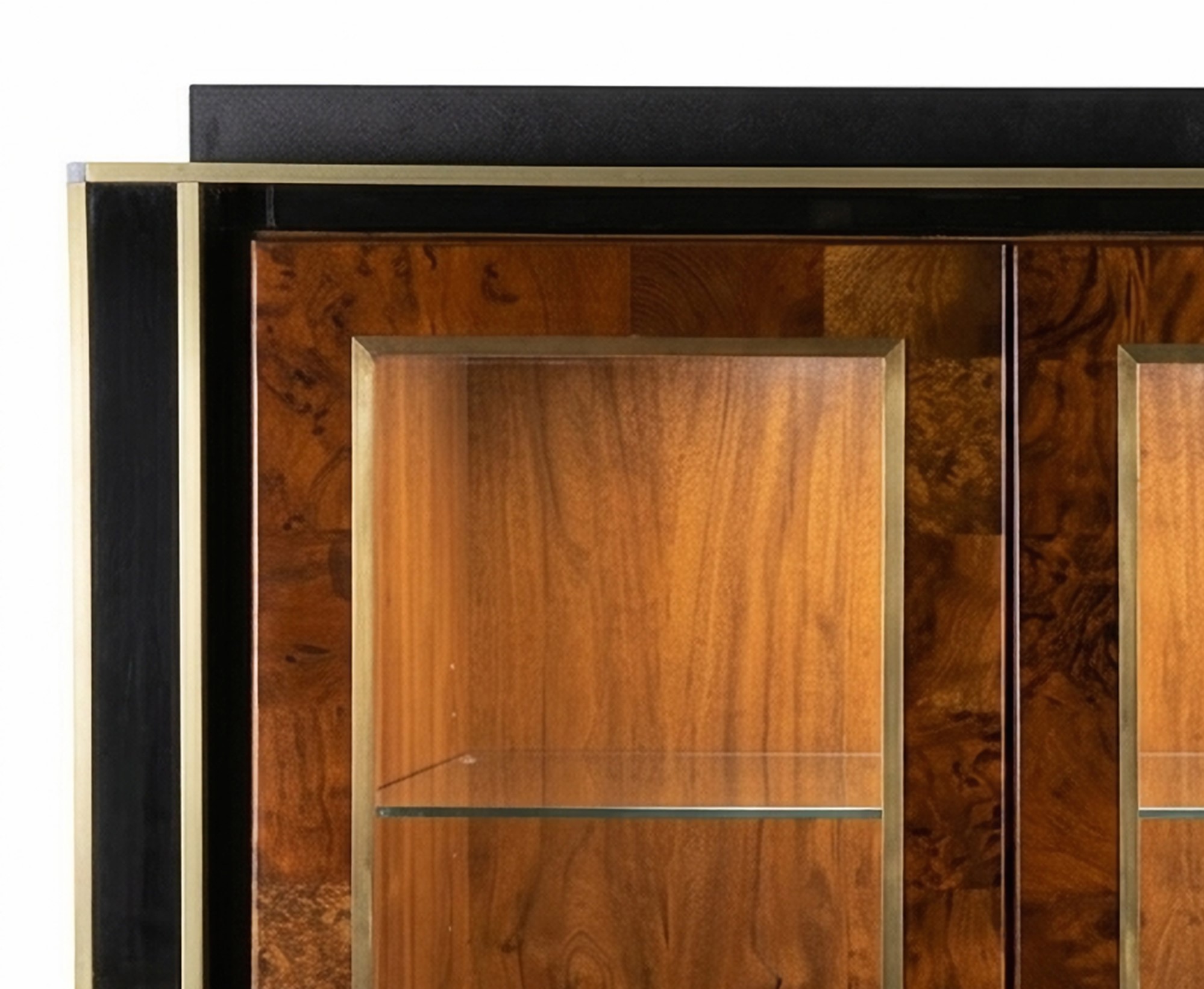 Willy Rizzo per Mario Sabot - Vetrina in radica di sequoia e lacca nera con ante in vetro