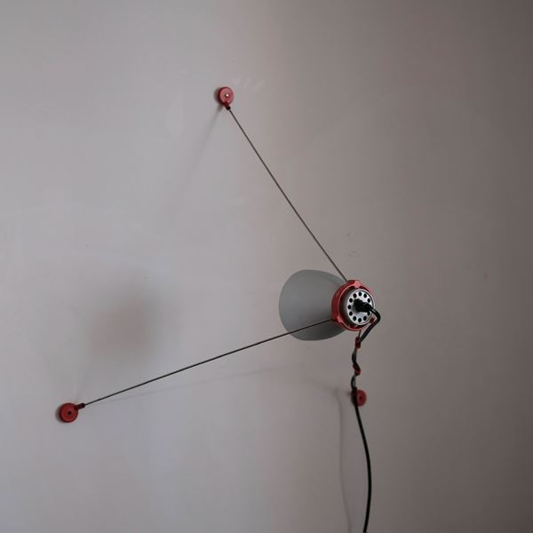 G.H. Tew per Artemide - Lampada multifunzionale modello Grifo adattabile da parete o da soffitto