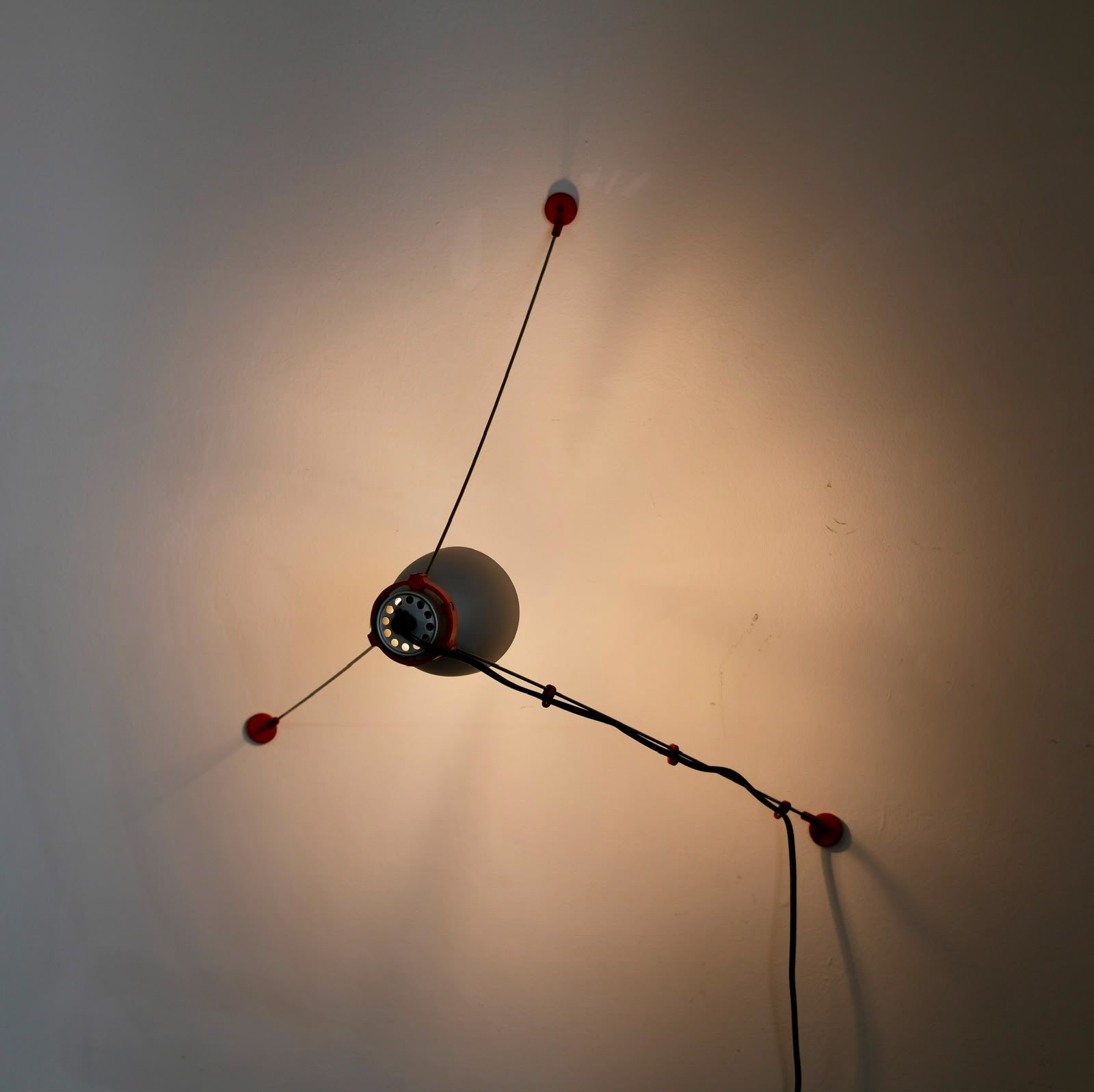 G.h. Tew per Artemide - Lampada multifunzionale modello Grifo adattabile da parete o da soffitto