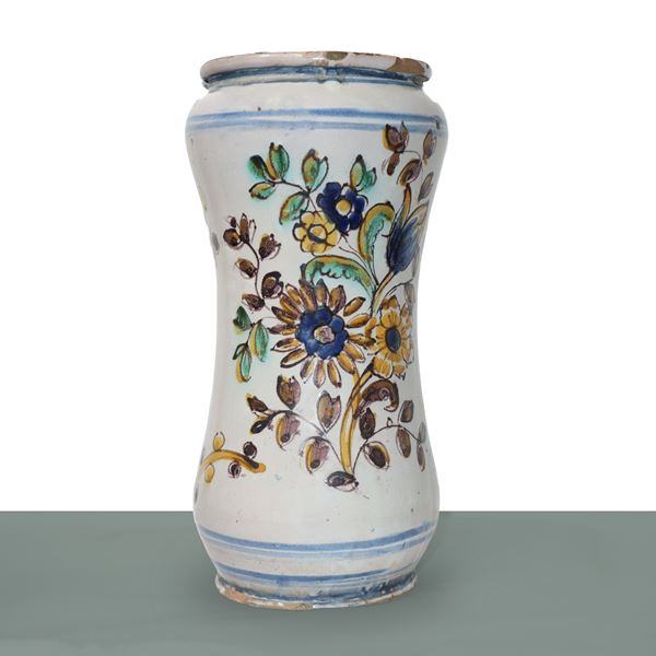 Albarello in maiolica policroma di Caltagirone decorato a motivi floreali su base bianca