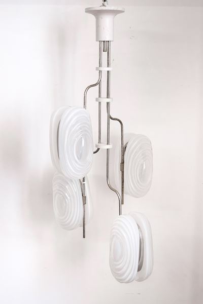 Lampadario vintage, struttura in metallo cromato e diffusori in vetro con decori a spirale (anni ...