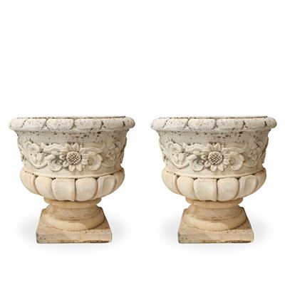 Coppia di Vasi in Malta Cementizia con Decoro Floreale a Rilievo Lungo il Corpo del Vaso