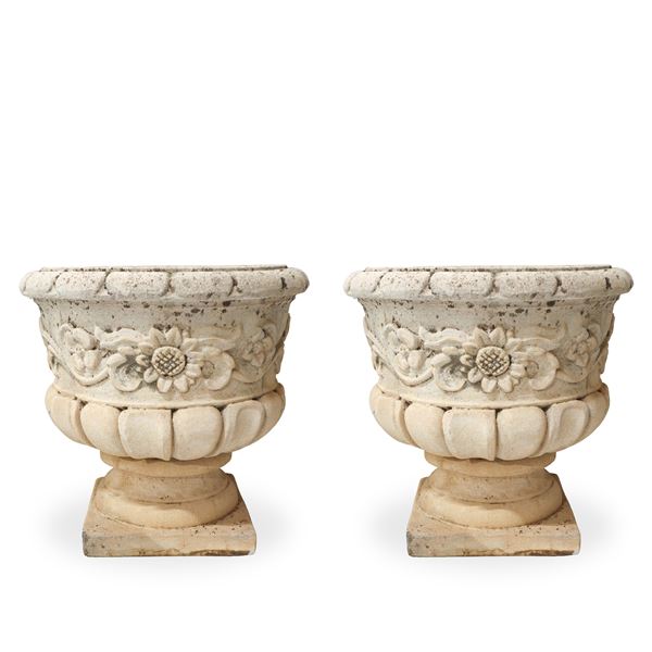 Coppia di vasi in malta cementizia con decoro floreale a rilievo lungo il corpo del vaso