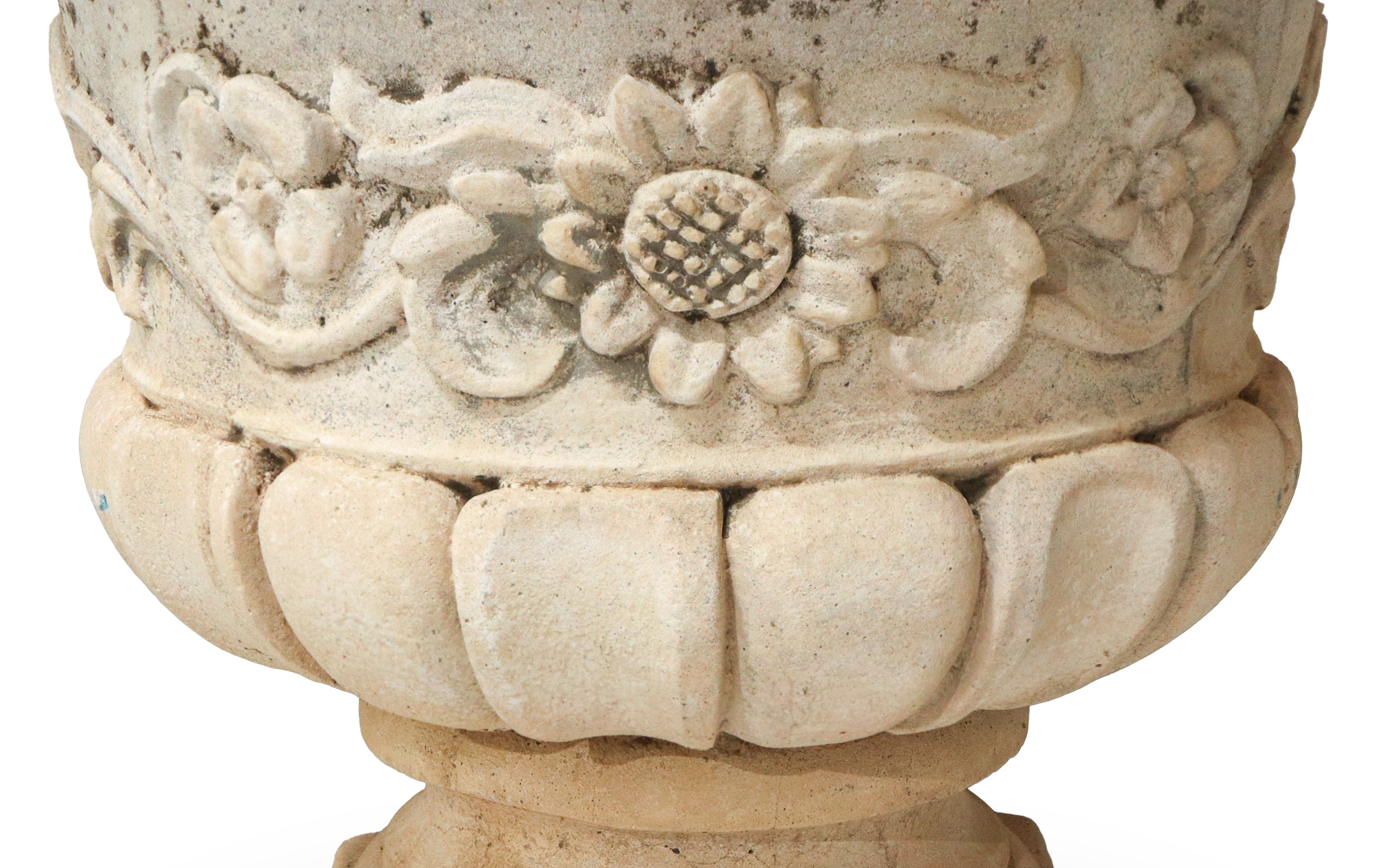 Coppia di Vasi in Malta Cementizia con Decoro Floreale a Rilievo Lungo il Corpo del Vaso