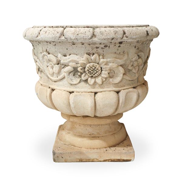 Vaso in malta cementizia con decoro floreale a rilievo lungo il corpo del vaso
