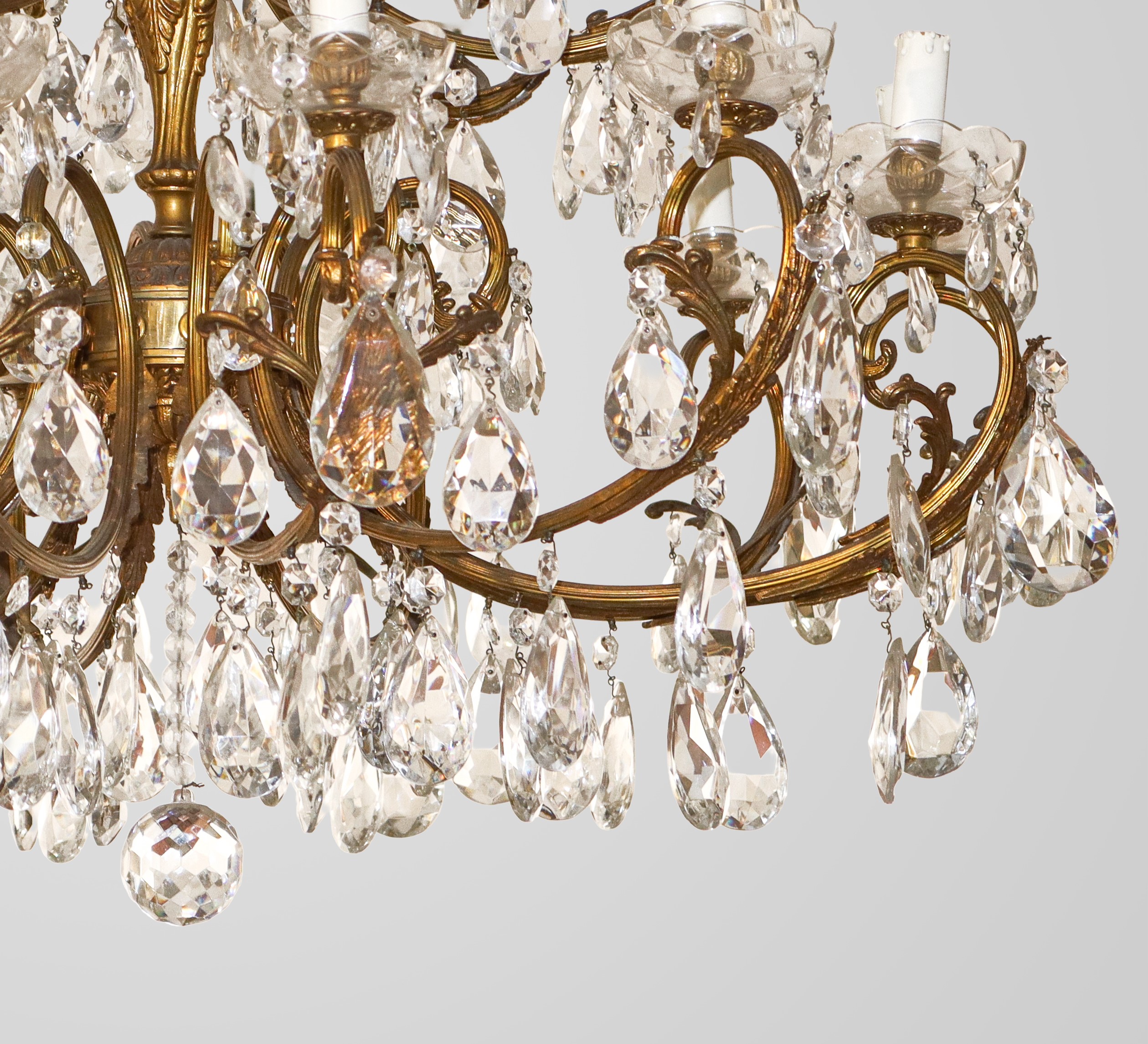 Lampadario 18 Luci in Metallo Dorato e Brindoli