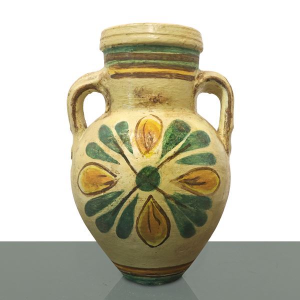 Quartara in maiolica di Caltagirone con grande fiore policromo dipinto al fronte