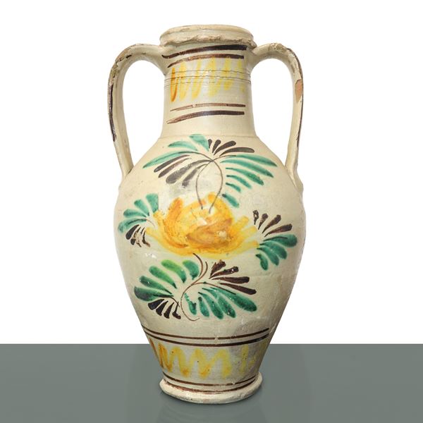 Quartara in maiolica di Caltagirone con fiore policromo dipinto al fronte
