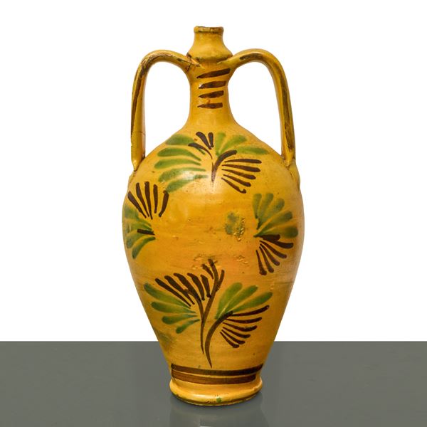 Quartara in maiolica di Caltagirone a pasta gialla con decoro policromo dipinto al fronte