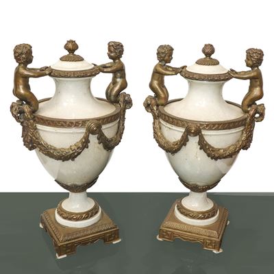 Vasi in Porcellana Bianca con Dettagli e Manici in Bronzo Patinato a Guisa di Putti