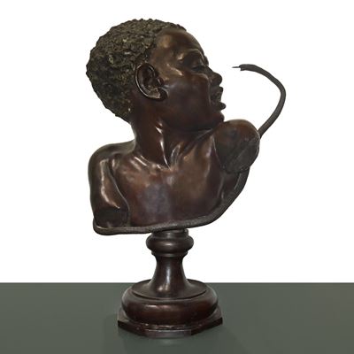 Ragazzo Africano Punto da un Serpente, Scultura in Bronzo Patinato Bruno