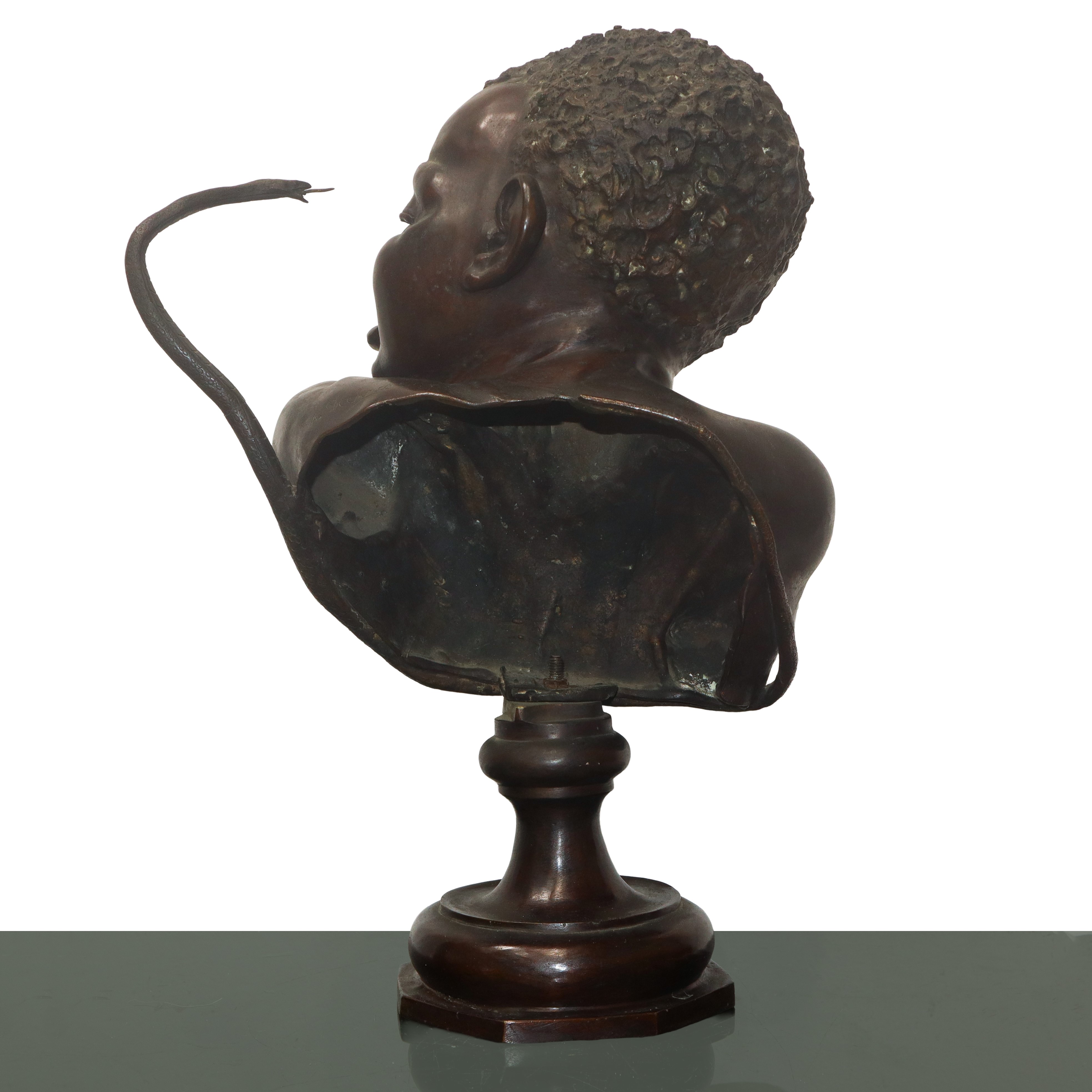 Ragazzo Africano Punto da un Serpente, Scultura in Bronzo Patinato Bruno