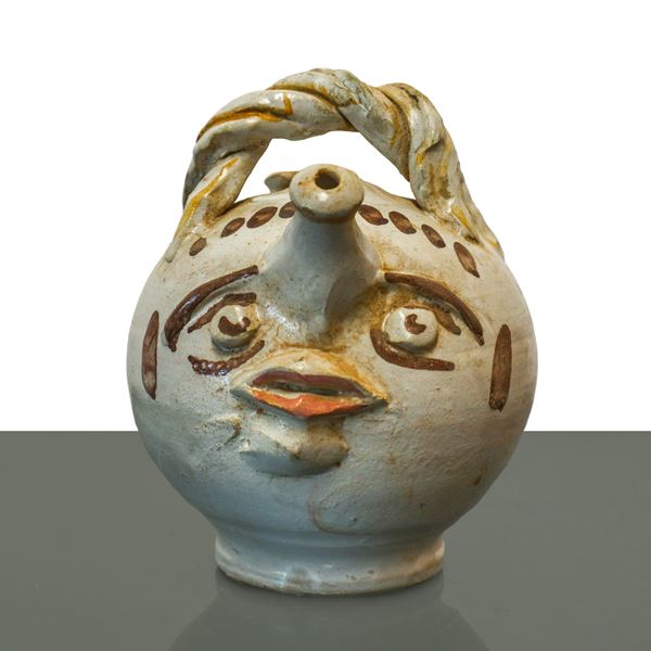 Brocca in maiolica di Caltagirone dalle fattezze antropomorfe decorata e dipinta policroma con manico a treccia