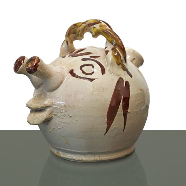 Brocca in maiolica di Caltagirone dalle fattezze antropomorfe decorata e dipinta policroma con manico a treccia