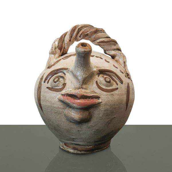 Brocca in maiolica di Caltagirone dalle fattezze antropomorfe decorata e dipinta policroma con manico a treccia