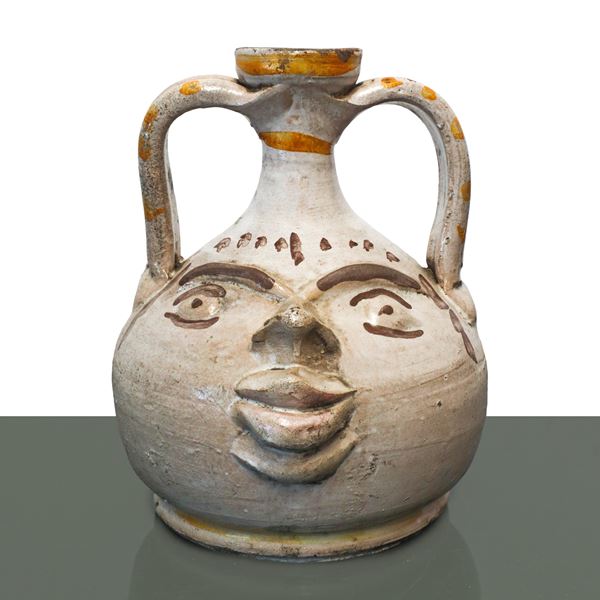 Brocca in maiolica di Caltagirone dalle fattezze antropomorfe decorata e dipinta policroma con doppio manico