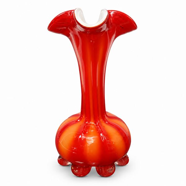 Vaso in vetro di Murano rosso e arancio incamiciato bianco