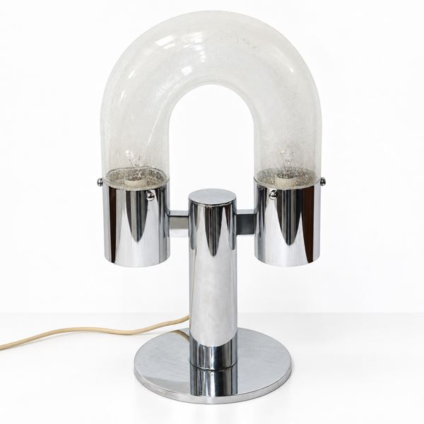 Aldo Nason per AV Mazzega - Lampada da tavolo con struttura in acciaio cromato e diffusore cilindrico in vetro pulegoso curvato a semicerchio