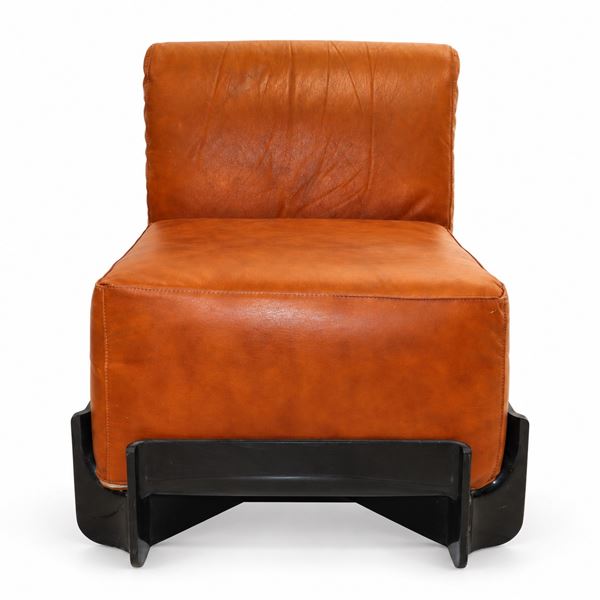 Guarnacci Padovano  &amp; Vagnoni - Poltrona Duna 1P con seduta imbottita in pelle color cognac e struttura geometrica nera 