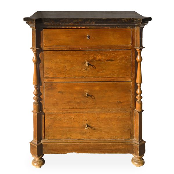 Small 4-drawer chest of drawers