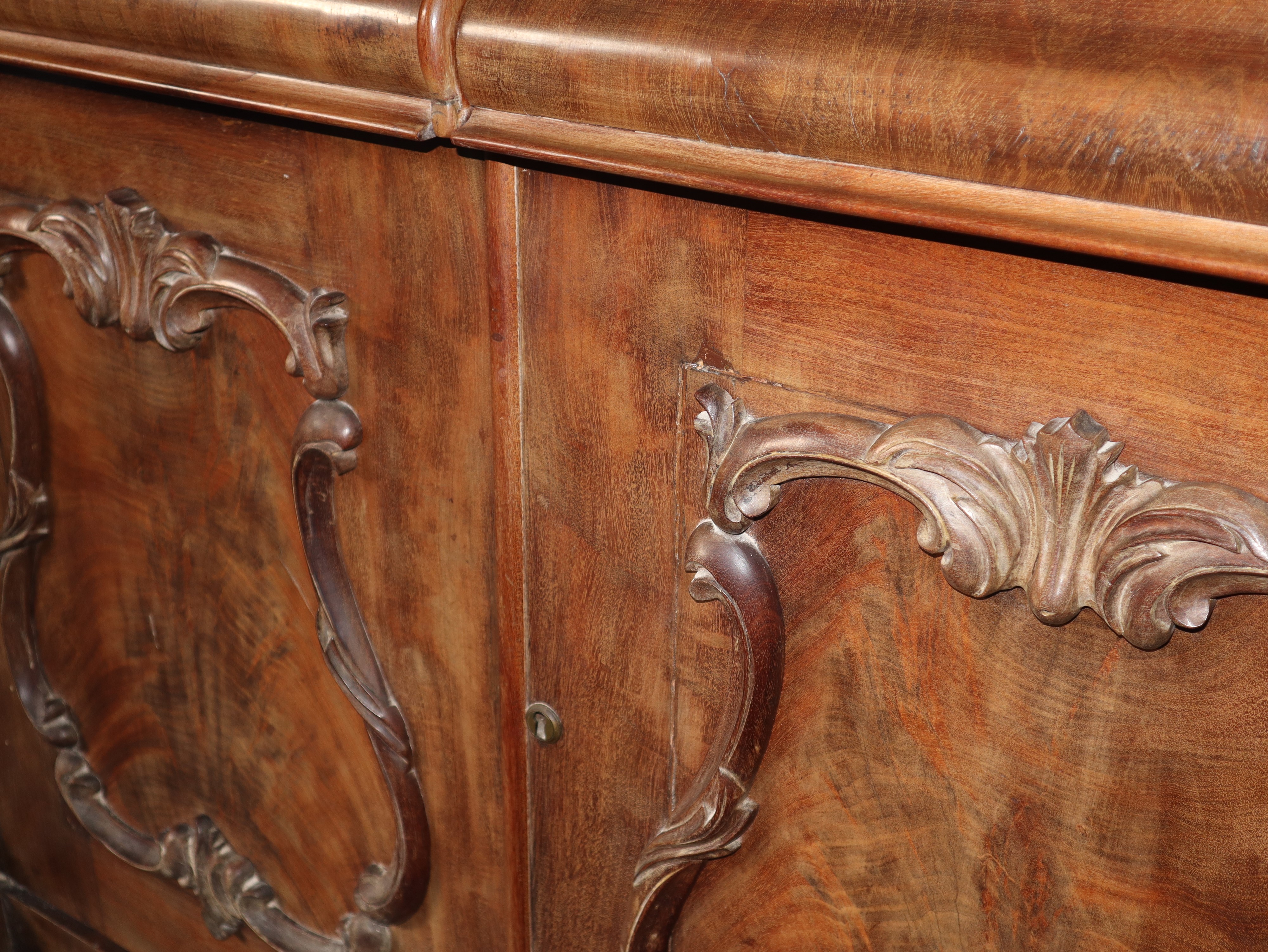 Credenza Bassa con Due Sportelli ed Intarsi a Rilievo