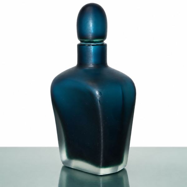 Paolo Venini per Venini -  Bottiglia della serie "Velati" in vetro di Murano sommerso blu