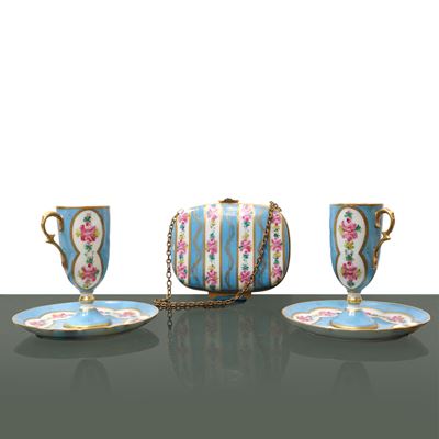 Gruppo in Porcellana di Limoges Blu con Decori Floreali Composto da Due Tazzine Alte e Borsetta d...