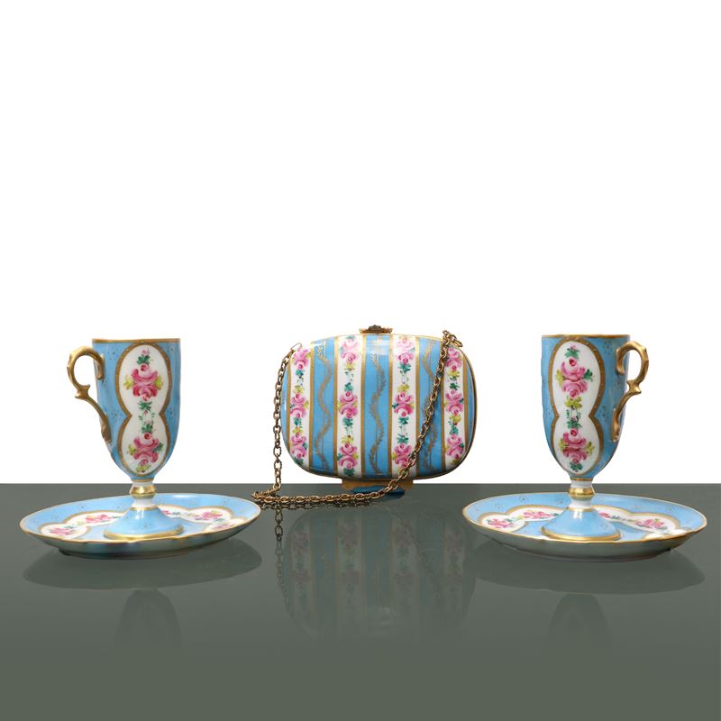 Gruppo in Porcellana di Limoges Blu con Decori Floreali Composto da Due Tazzine Alte e Borsetta d...