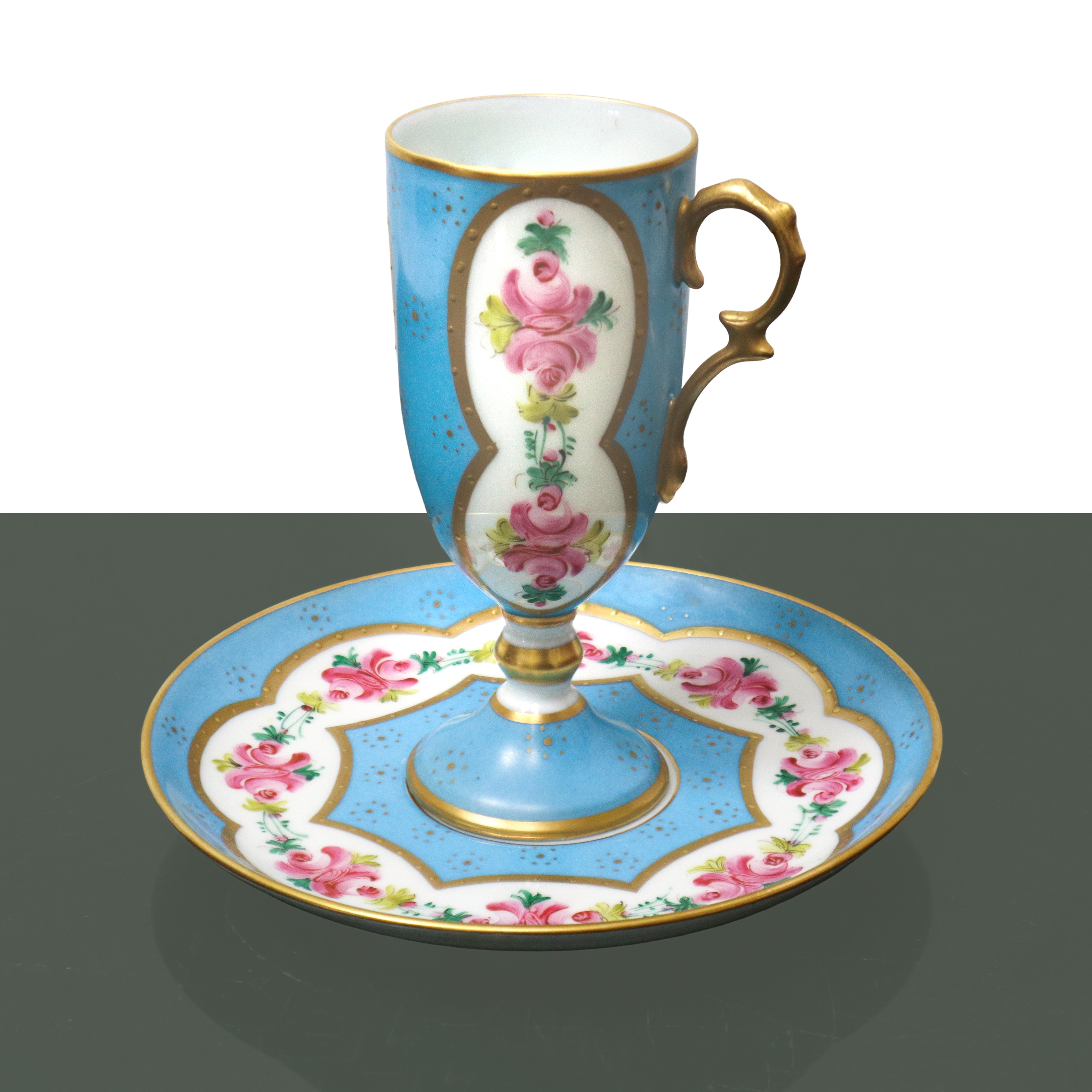 Gruppo in Porcellana di Limoges Blu con Decori Floreali Composto da Due Tazzine Alte e Borsetta d...
