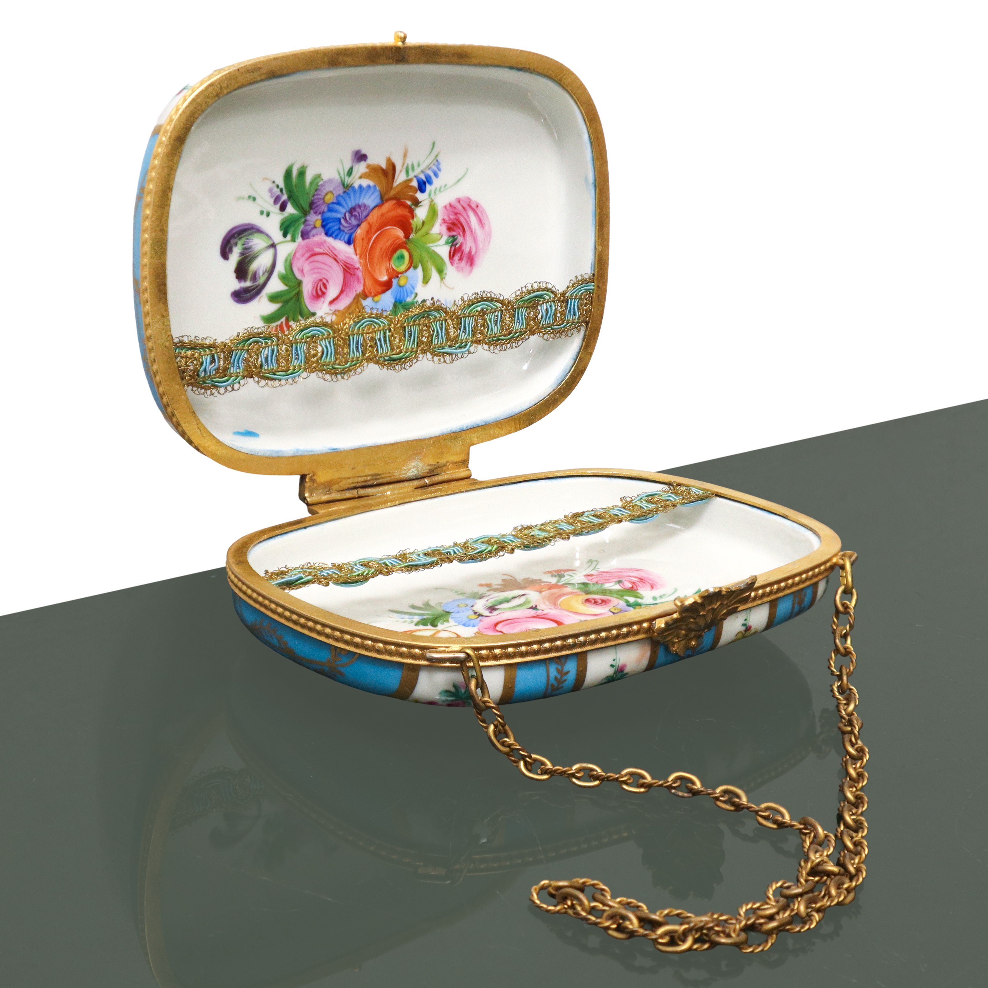 Gruppo in Porcellana di Limoges Blu con Decori Floreali Composto da Due Tazzine Alte e Borsetta d...