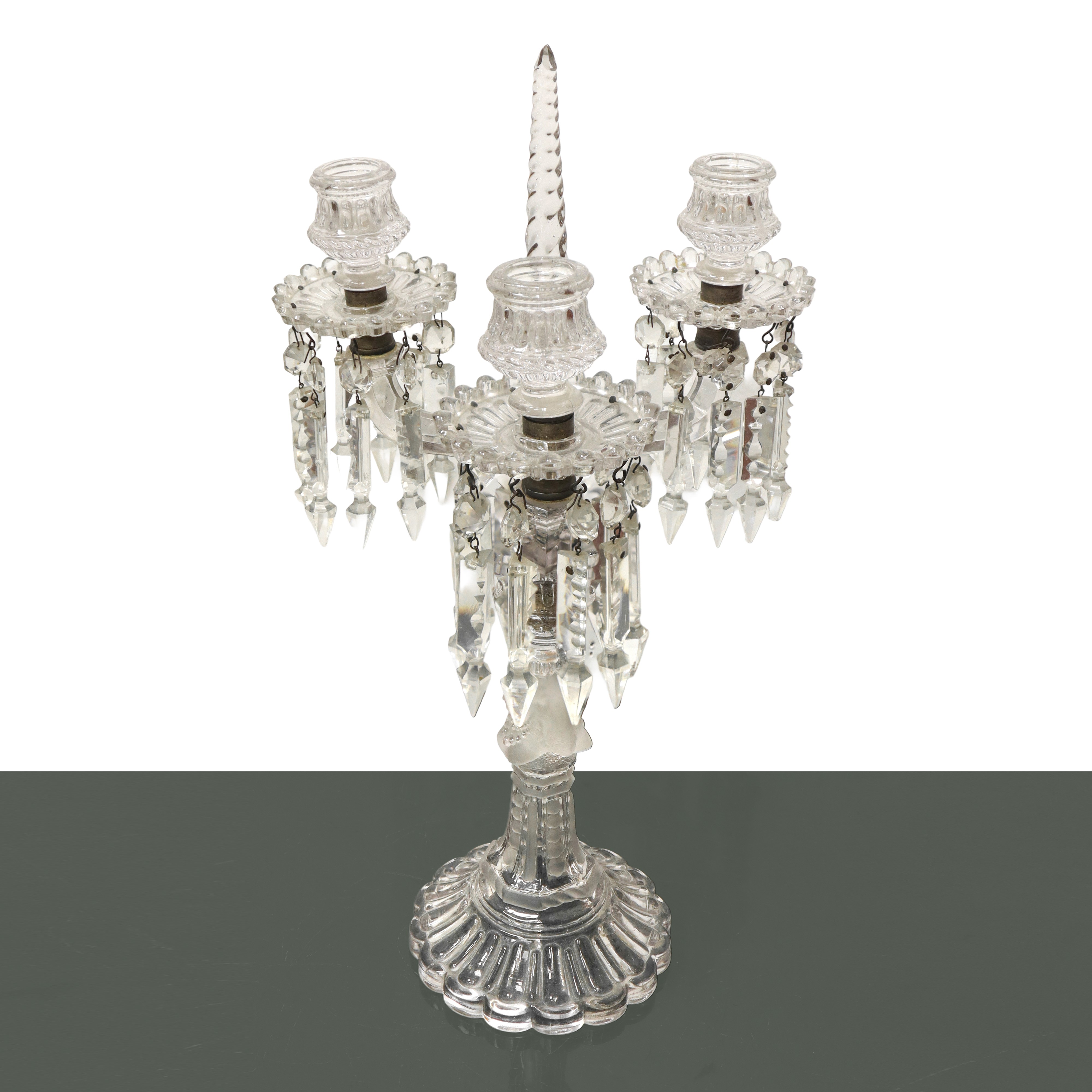 Candelabro in Cristallo a Tre Bracci con Brindoli con Figura Femminile in Vetro Satinato Scolpita...