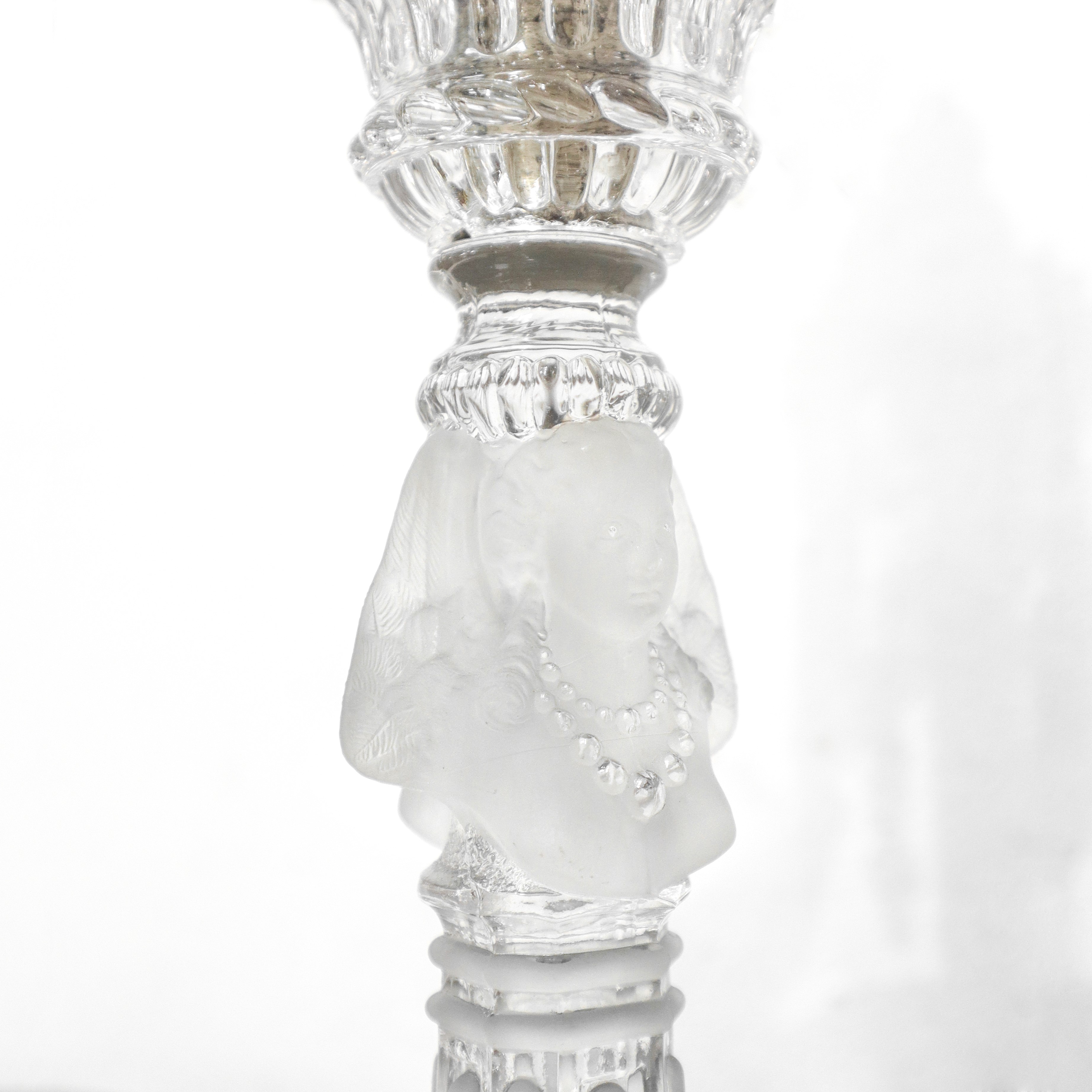 Candelabro in Cristallo a Tre Bracci con Brindoli con Figura Femminile in Vetro Satinato Scolpita...