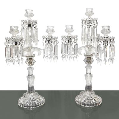 Coppia di Candelabri a 4 Luci in Cristallo con Brindoli con Teste di Leone Scolpite in Vetro Sati...