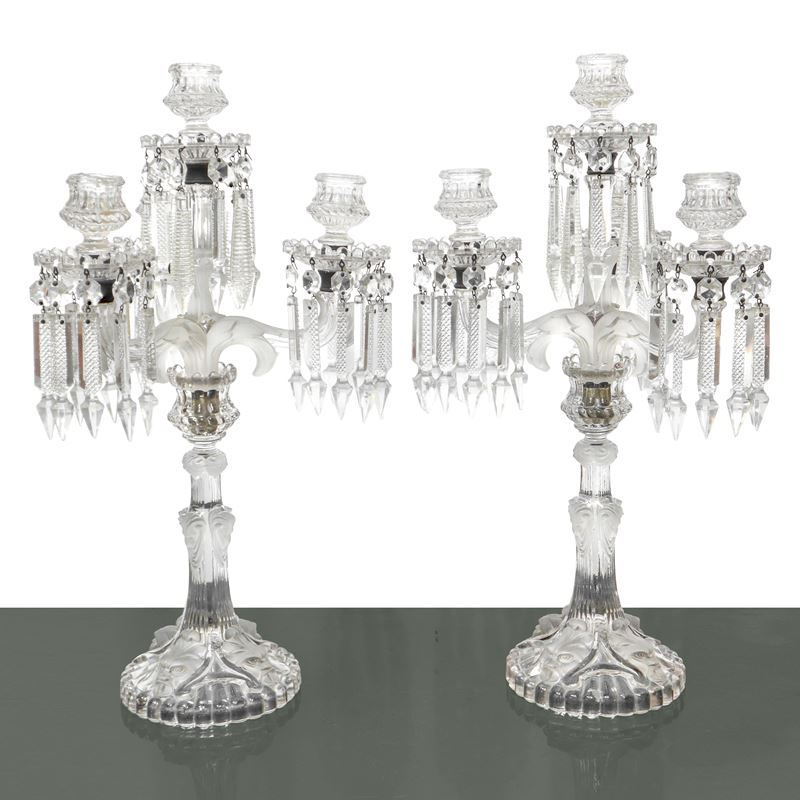 Coppia di Candelabri a 4 Luci in Cristallo con Brindoli con Teste di Leone Scolpite in Vetro Sati...