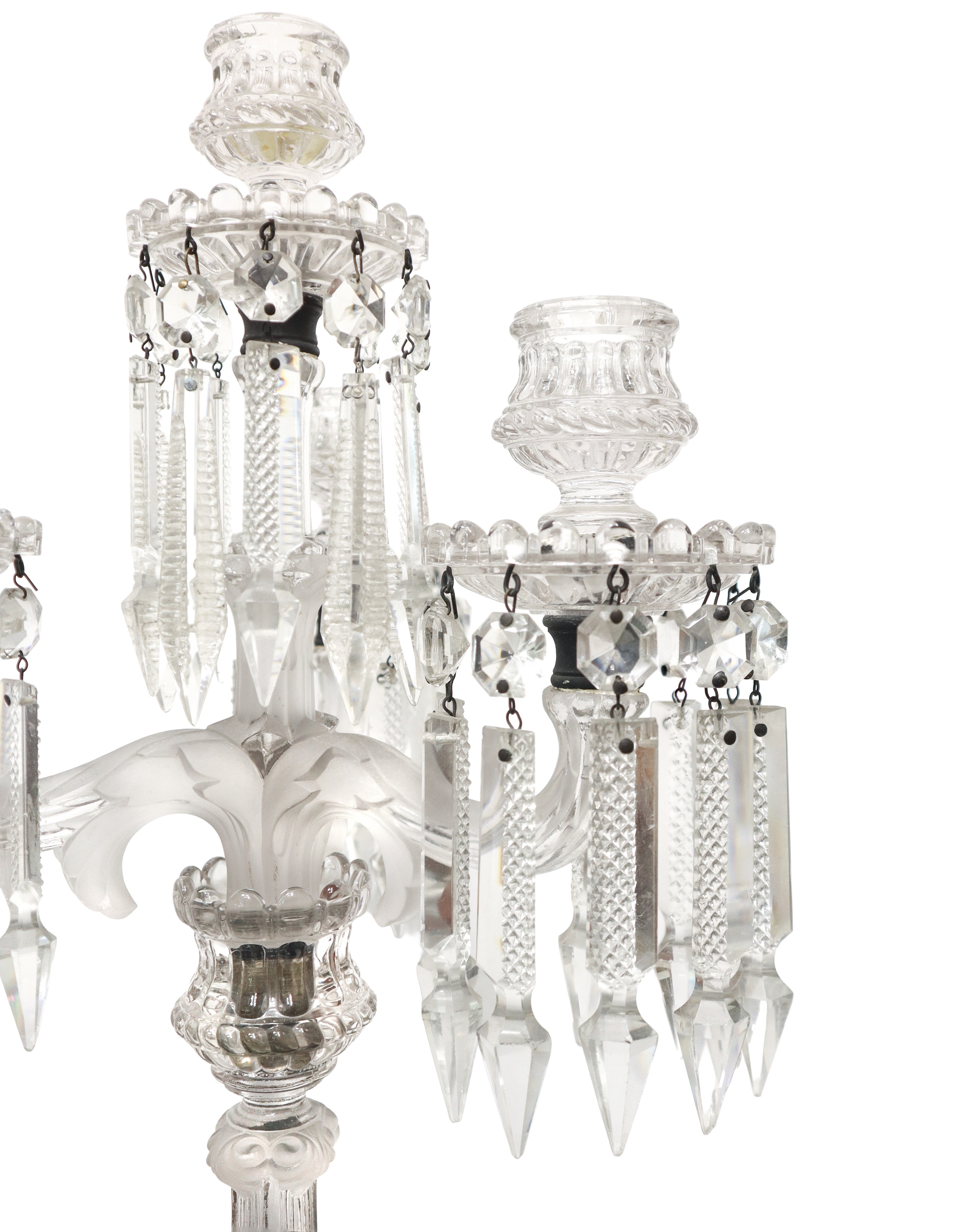 Coppia di Candelabri a 4 Luci in Cristallo con Brindoli con Teste di Leone Scolpite in Vetro Sati...