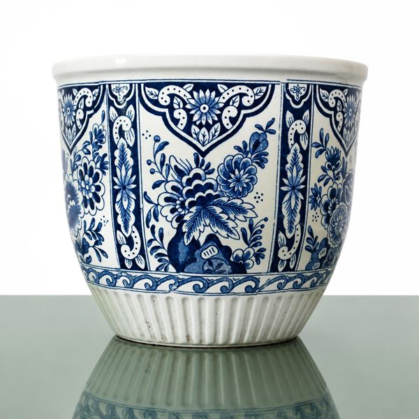 Delft Ceramics - Small white ceramic cache-pot with blue floral decorations and a fluted base