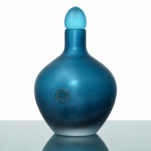 Paolo Venini per Venini - Bottiglia della serie "Velati" in vetro di Murano sommerso blu