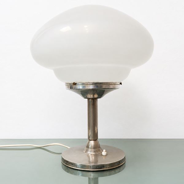 Lampada da tavolo ministeriale con struttura in metallo argentato e diffusore a fingo in opaline bianco