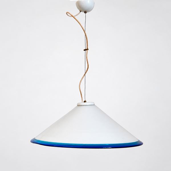 Lampadario in vetro di Murano a cono paralume bianco satinato e un caratteristico bordo inferiore rifinito in vetro blu