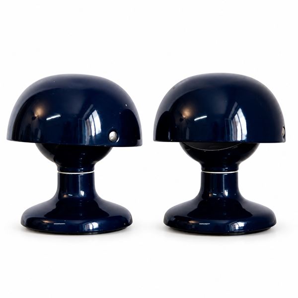 Afra e Tobia Scarpa per Flos - Coppia di lampade da tavolo modello Jucker 147 in metallo laccato blu con interno bianco e calotta orientabile