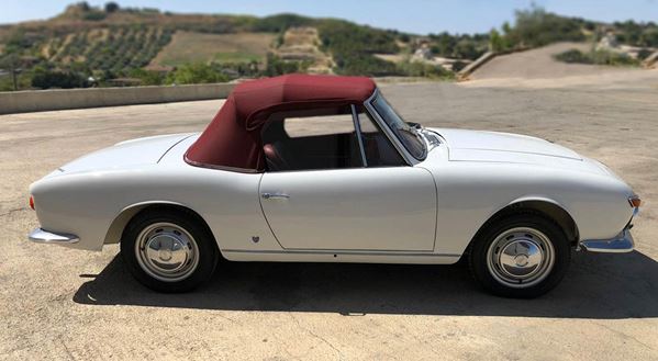 Fiat Osi 1200 Spider from 1964
FRAME N. 035766
ENGINE: 4 cylinders
DISPLACEMENT: 1481 cm3
FISCAL POWER: 16 HP
BODY: Spider 2 seats

Fully restored white car with red leatherette interior. Completely restored, both mechanics and bodywork. Car with original plates and documents of the time.
