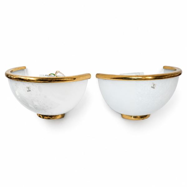 Vetri Murano - Coppia di Appliques a due luci in vetro di Murano bianco lattimo con effetto ramage con dettagli in ottone dorato