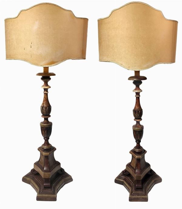 Coppia di candelieri in legno con ventola