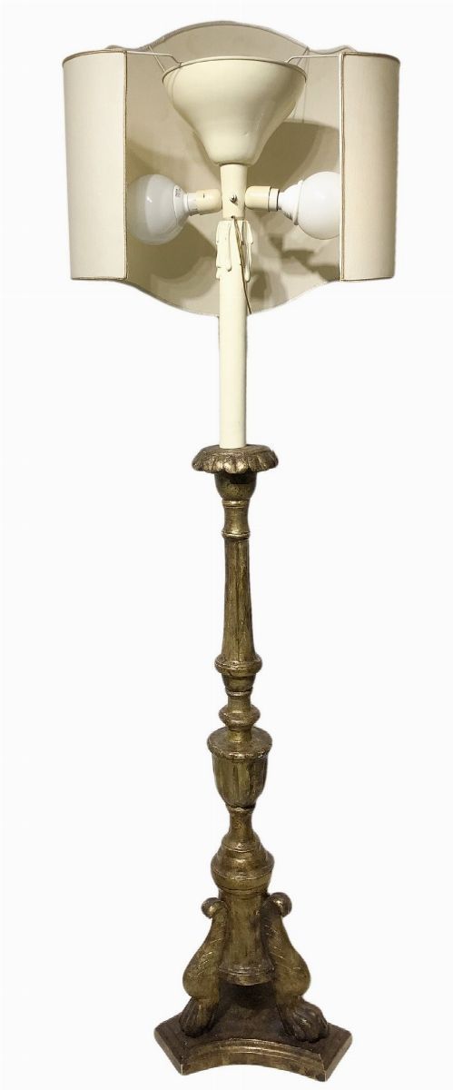 Candeliere da terra in legno dorato con paralume