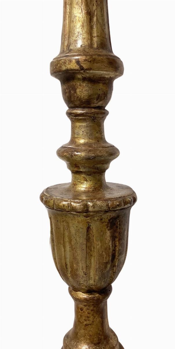 Candeliere da terra in legno dorato con paralume