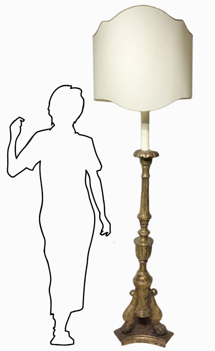 Candeliere da terra in legno dorato con paralume