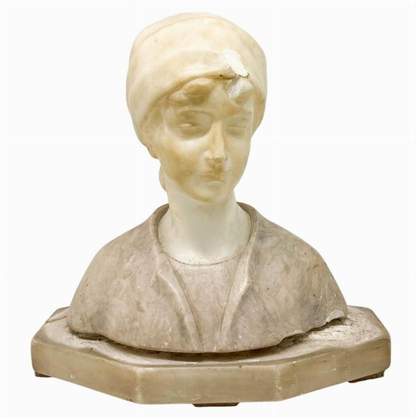 Mezzobusto in marmo raffigurante giovane donna con veste grigia, XX secolo.Base in marmo sagomato. H cm 23. Base cm 2,5x23x12. Piccola mancanza.