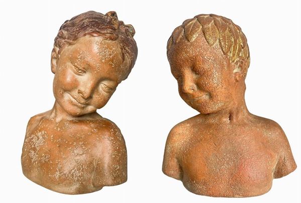 Coppia di mezzobusto in terracotta raffiguranti mezzobusto di bimbo e bimba di Paolo Marioli, XX secolo. H cm 30, base cm 25