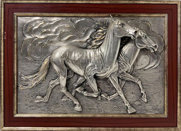 Lastra in argento raffigurante coppia di cavalli in corsa, Mina Bernardo, XX secolo. Cm 38x57. Punzonato argento 800 e firmato Mina in basso a destra.

